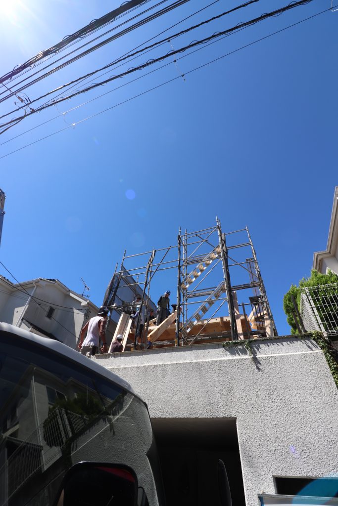 20240802100327 IMG 9686 002 683x1024 - 【現場レポート】横浜市保土ヶ谷区内新築工事、無事上棟が完了いたしました。
