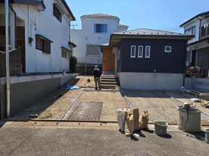 505fd66ff5805930db9b07d128cb1107 300x225 - 【現場レポート】綾瀬市内新築工事～最終工程の外構工事始まりました～